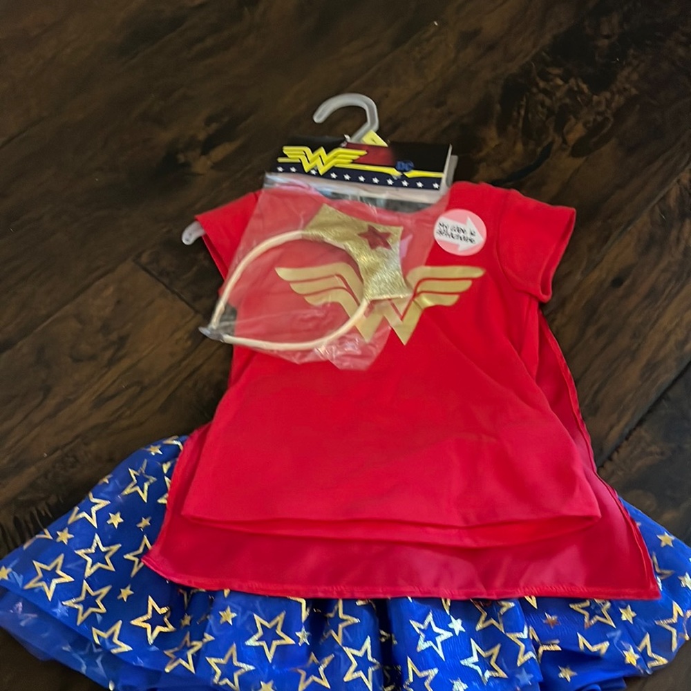 Wonder women outfit, never worn size 3t